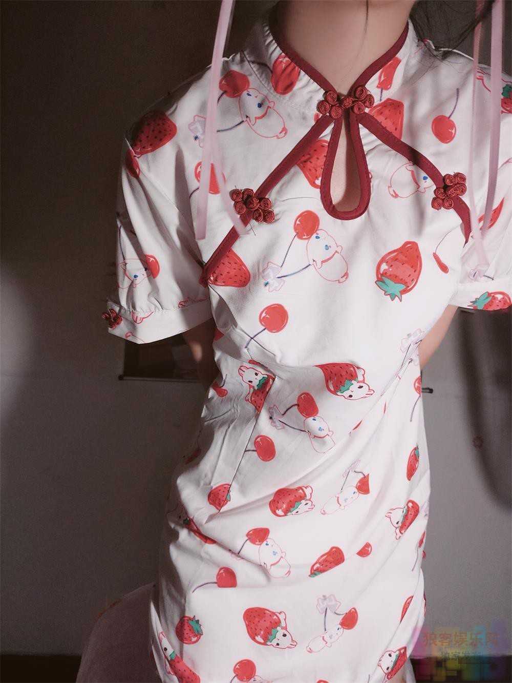 网红女神@沈娇娇(甜美小娇妾)可爱草莓樱桃兔旗袍（3）