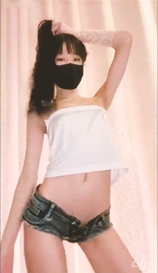 网红美少女▌八月未央 ▌超短裤白色吊带热舞挑逗[1V/785MB]（2）